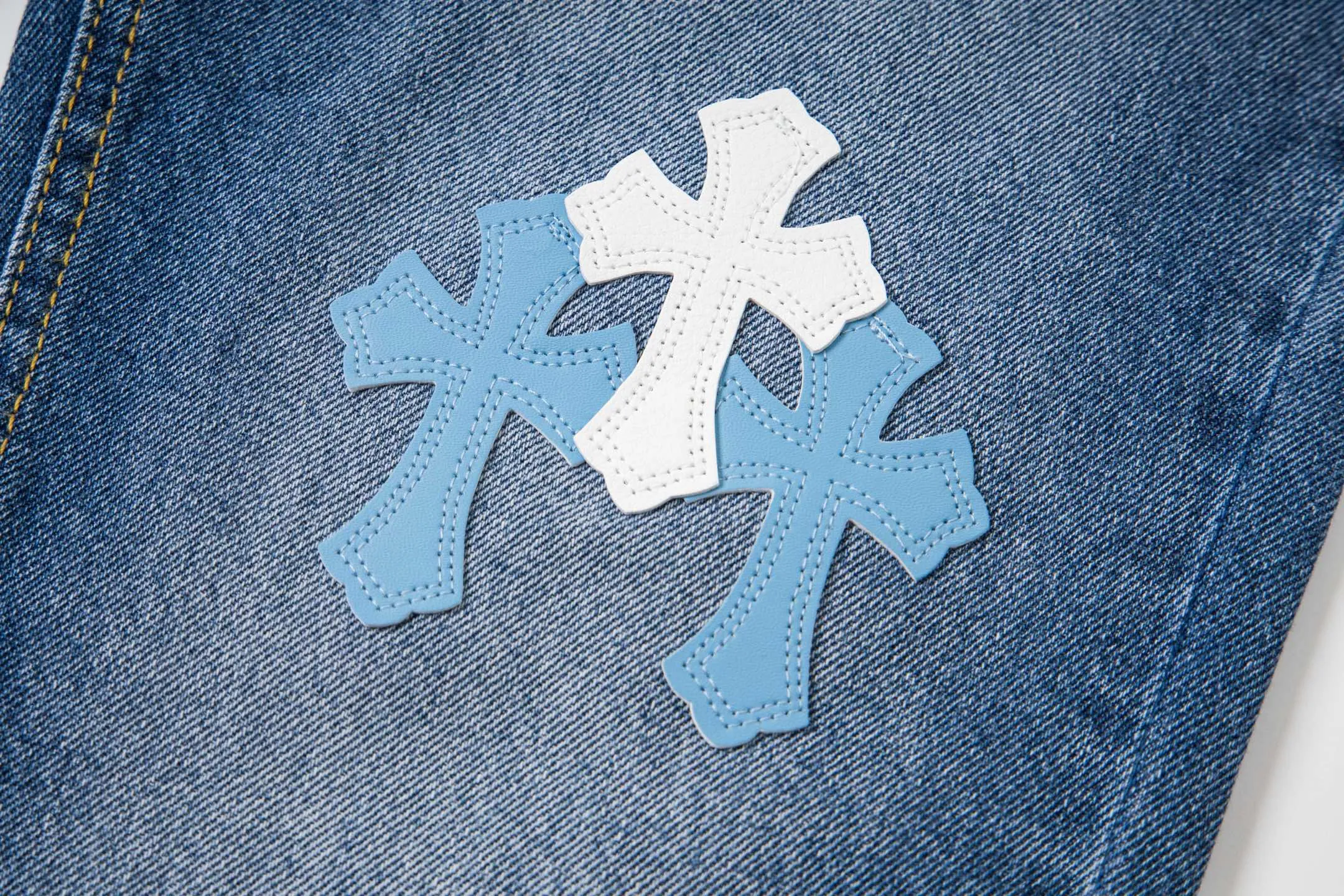 P260 Chrome Hearts light blue pants, Sanskrit blue and white patchwork leather jeans. CH jeans need to be washed and then disassembled and hand-stitched with sheepskin cross leather and then spliced ​​together. The whole piece has too many craftsmanship to explain. The patchwork cross pattern is embellished, and the high-waisted washed jeans! ! Absolutely high-end luxury products, god-level single products and super popular products, made with top heavy industry, a must-see magic weapon. Customized hardware. The fabric is thick and soft after washing. It has good breathability. Customized small leather label. Unique design. The details are simple and elegant, and the workmanship is exquisite. The entire trousers are neatly routed and the details are in place! It’s so cool that both men and women can easily control the genderless trend! Style number: 1805# Color: blue Size: 28 30 32 34